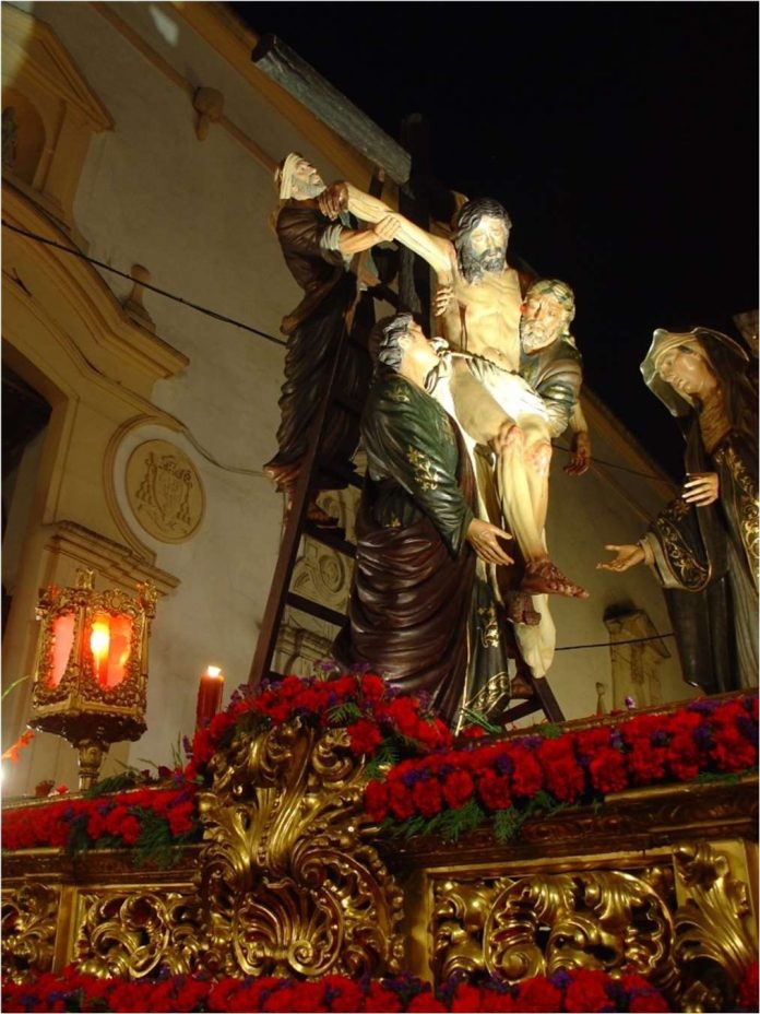 Departure of San Andrés from the monumental Passage of the Most Holy Christ of the Descent, the work of the great image maker Castillo Lastrucci.